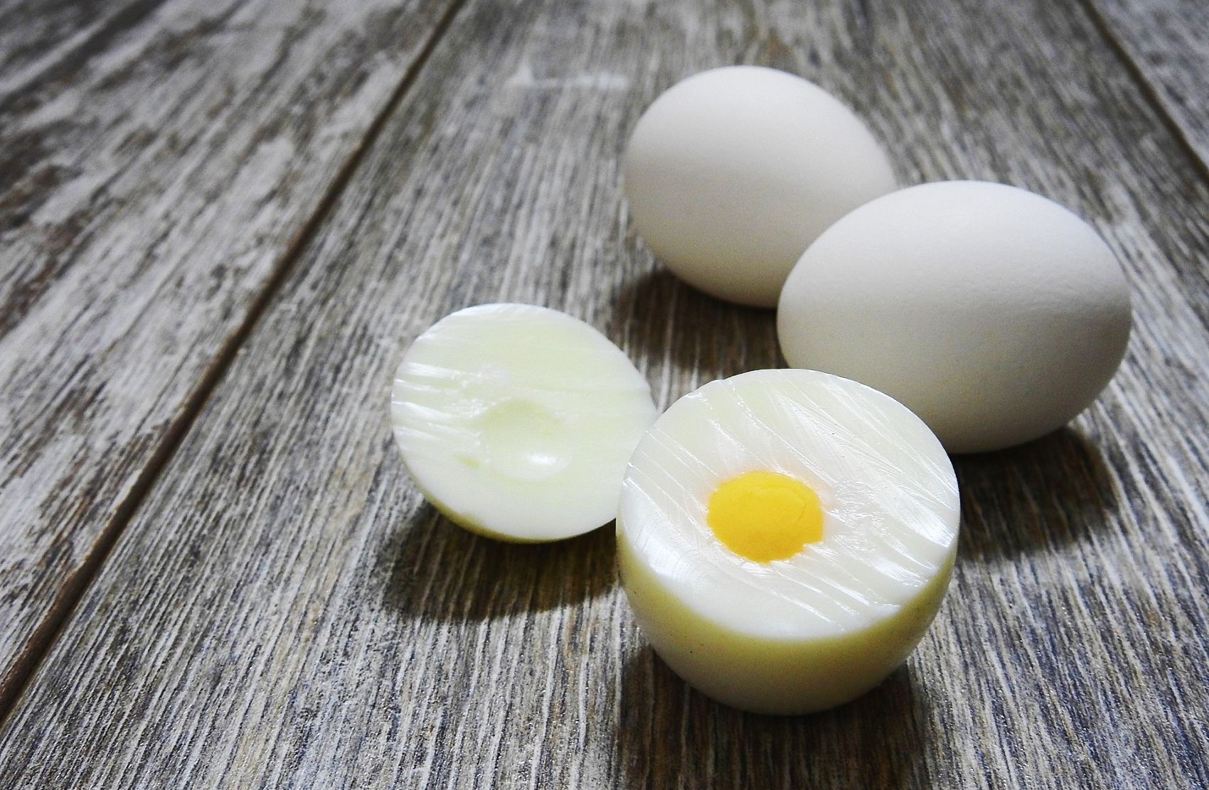 Eggs for muscle growth with or without yolk? fitguide.blog