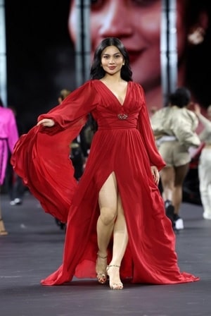 Yuk, Ketahui Makna di Balik Dress Merah Yang Dikenakan Ariel Tatum di