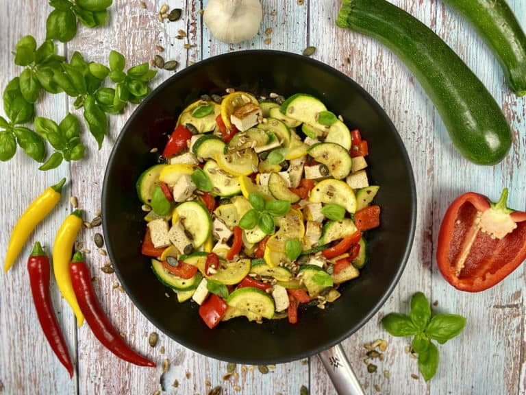 ZucchiniTofuPfanne Zucchini mit Tofu und Paprika