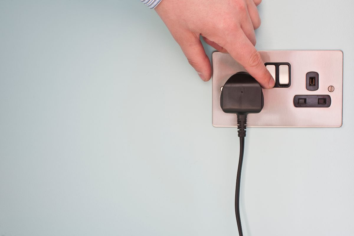 What Causes A Switch To Spark? (Causes+Fix) » Fix It Wired