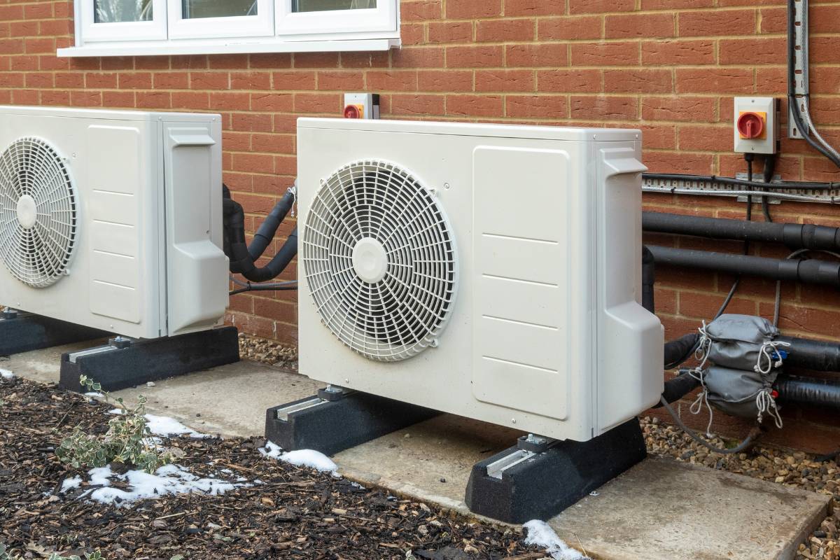 15 Reasons Your Heat Pump Is Freezing Up (+Fix) » Fix It Wired