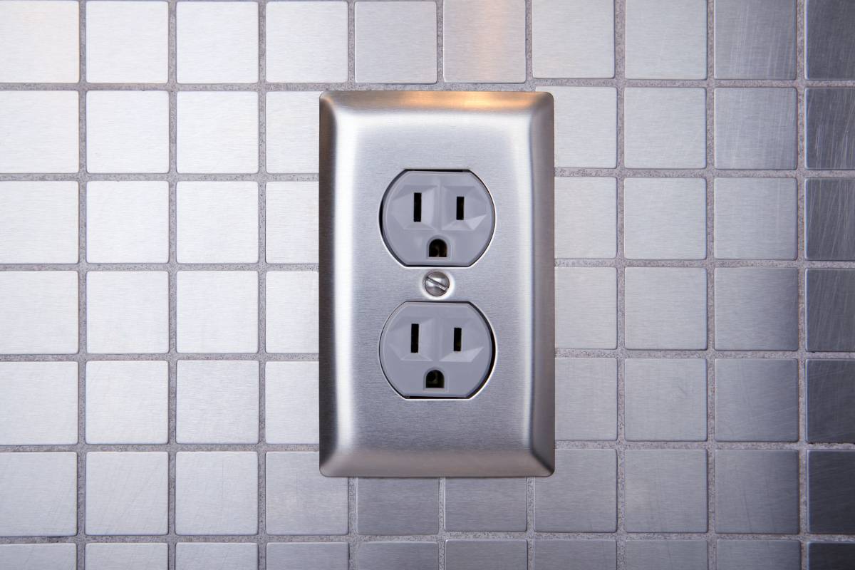 Why Is My Outlet Hard To Plug In? (11 Easy Fix) » Fix It Wired