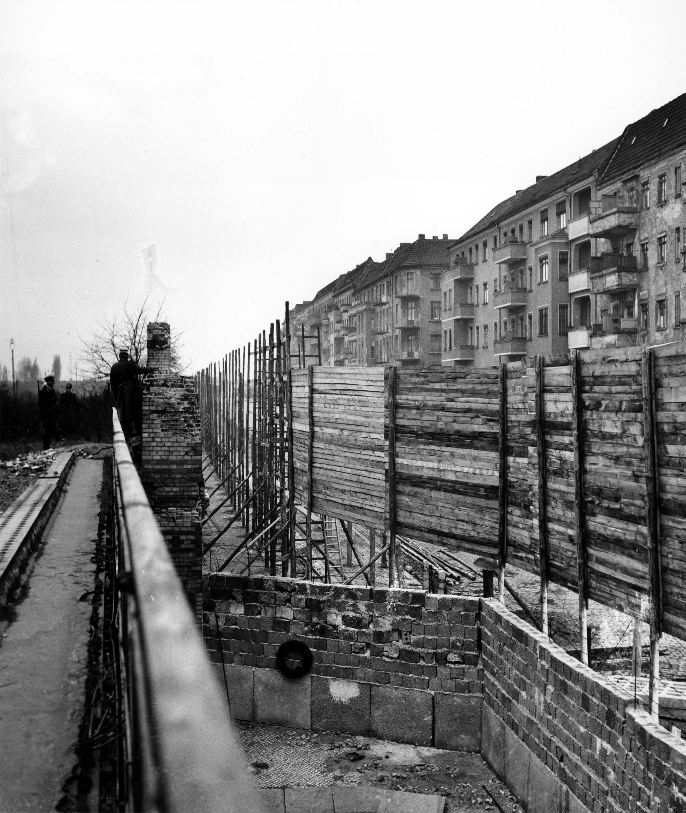 The Building Of The Berlin Wall 19611962 Flashbak