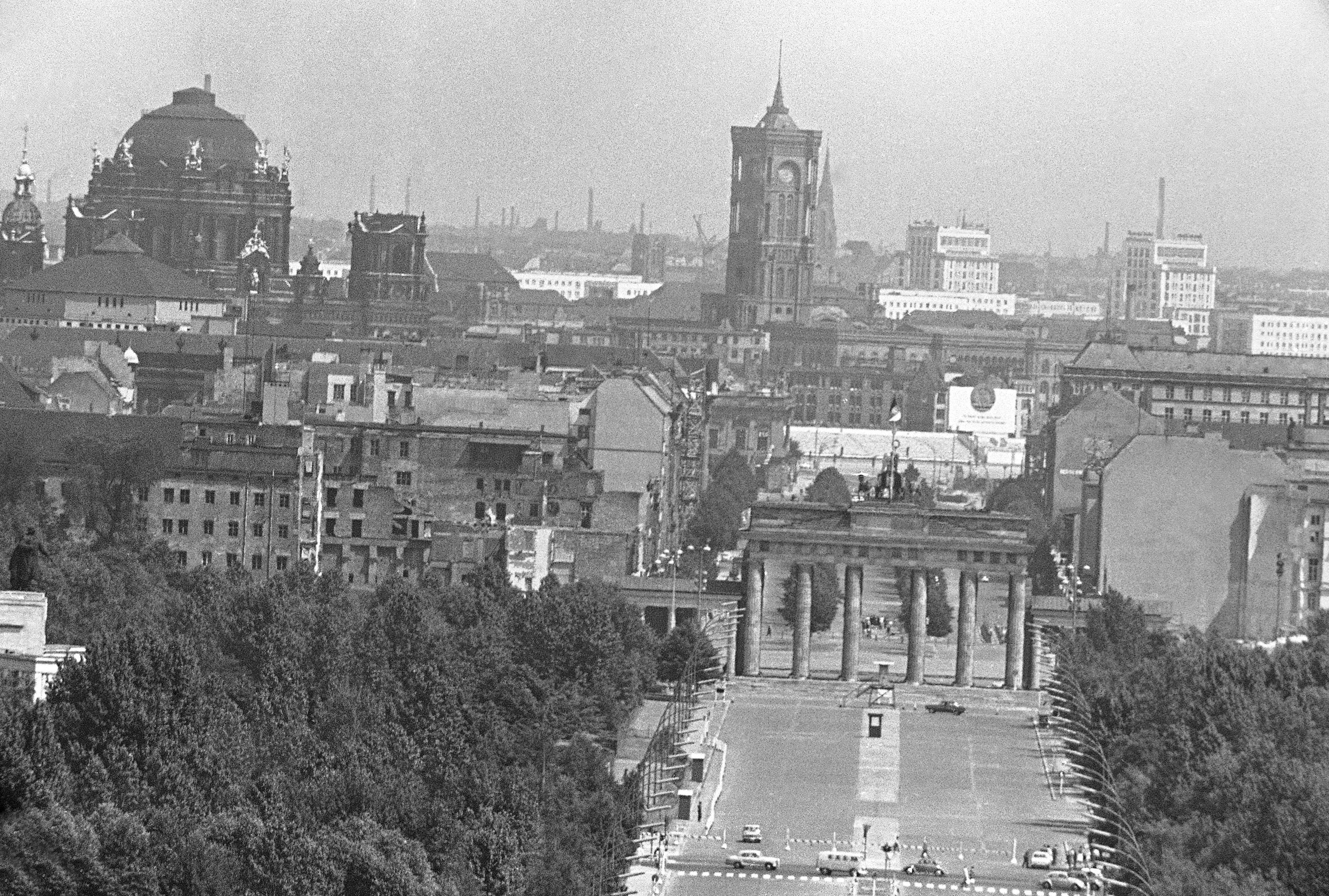 The Building Of The Berlin Wall 19611962