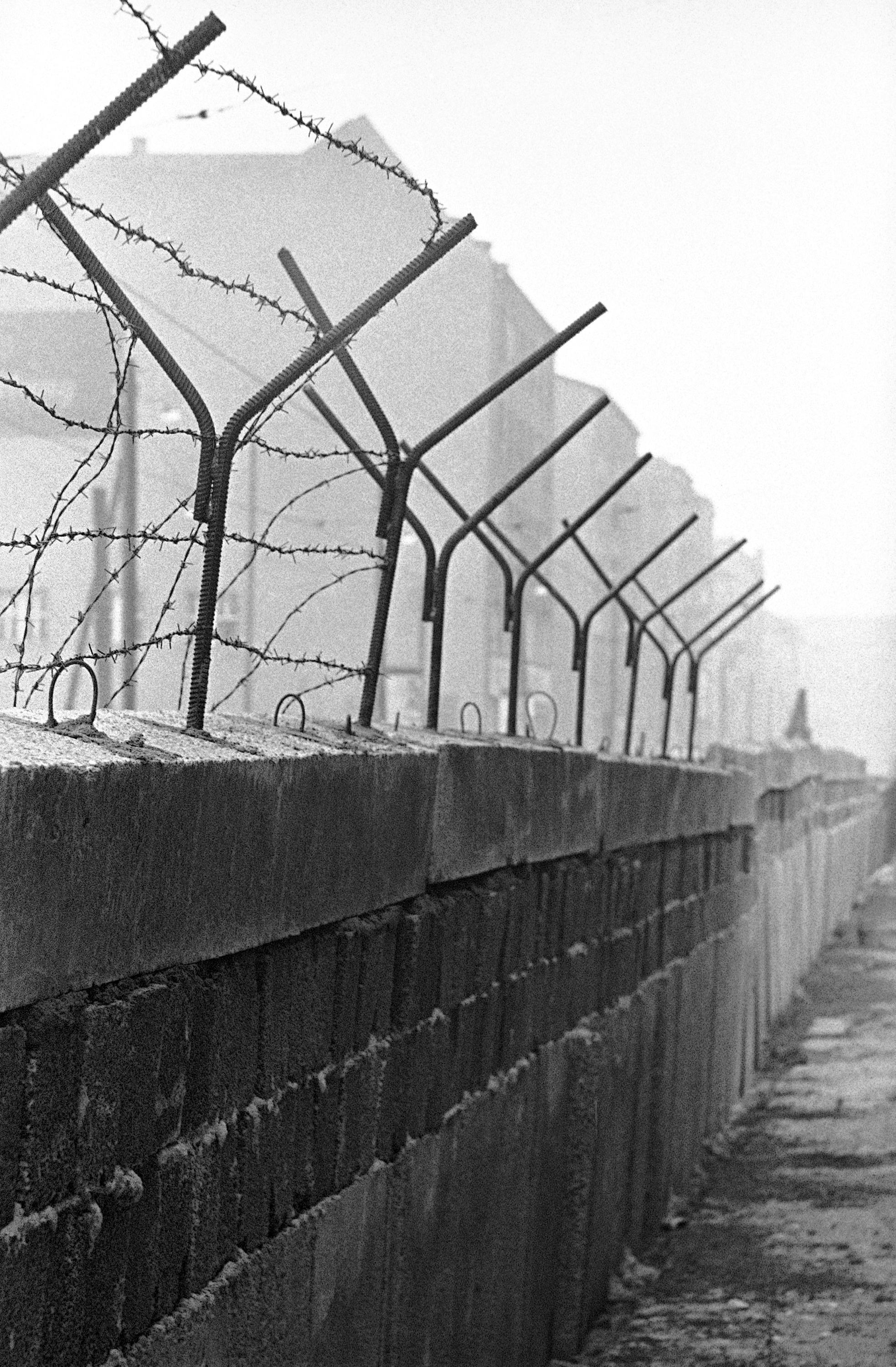 The Building Of The Berlin Wall 19611962 Flashbak