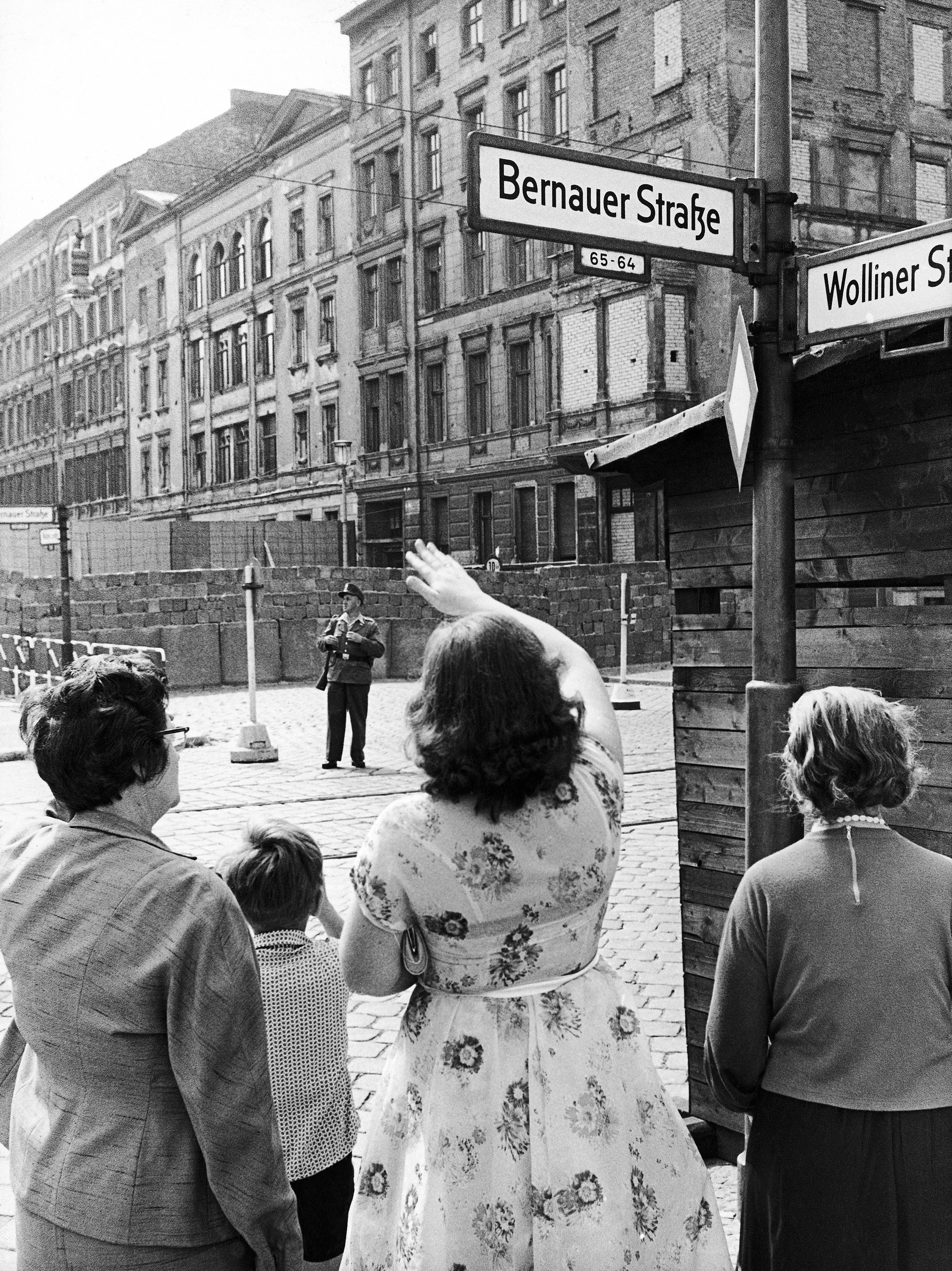 The Building Of The Berlin Wall 19611962