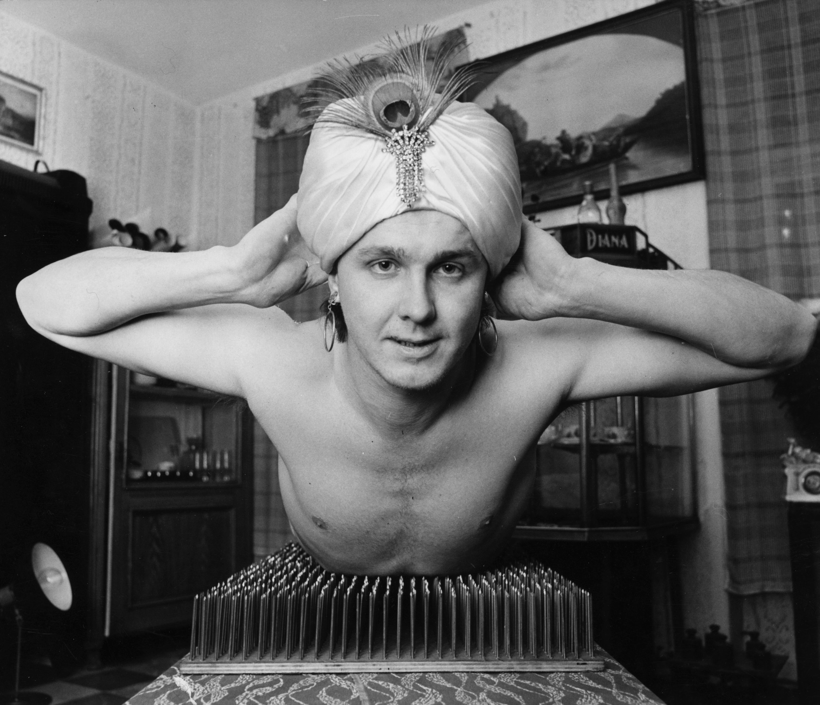 People Lying On A Bed Of Nails Was Once All The Rage Flashbak