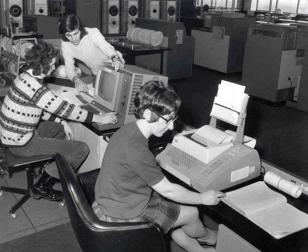 When Vintage Business Machines Dwarfed The Workers Flashbak
