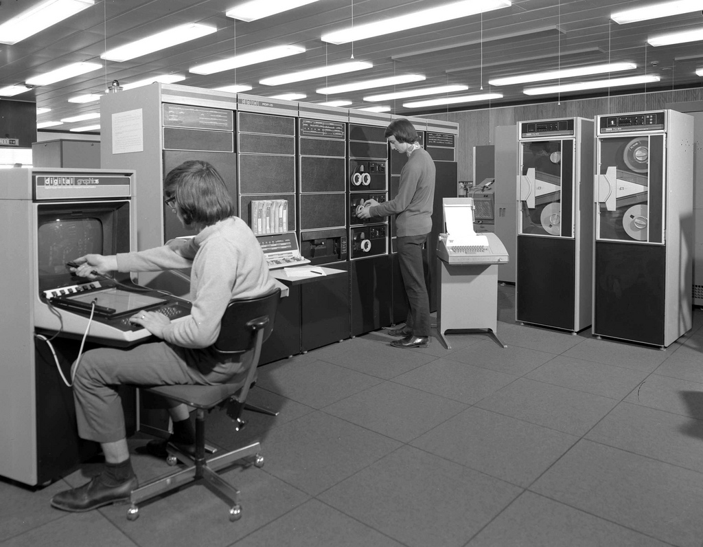 When Vintage Business Machines Dwarfed The Workers Flashbak