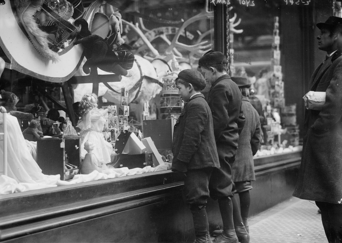 Fabulous Photos of Christmas Shopping in New York City December 1910