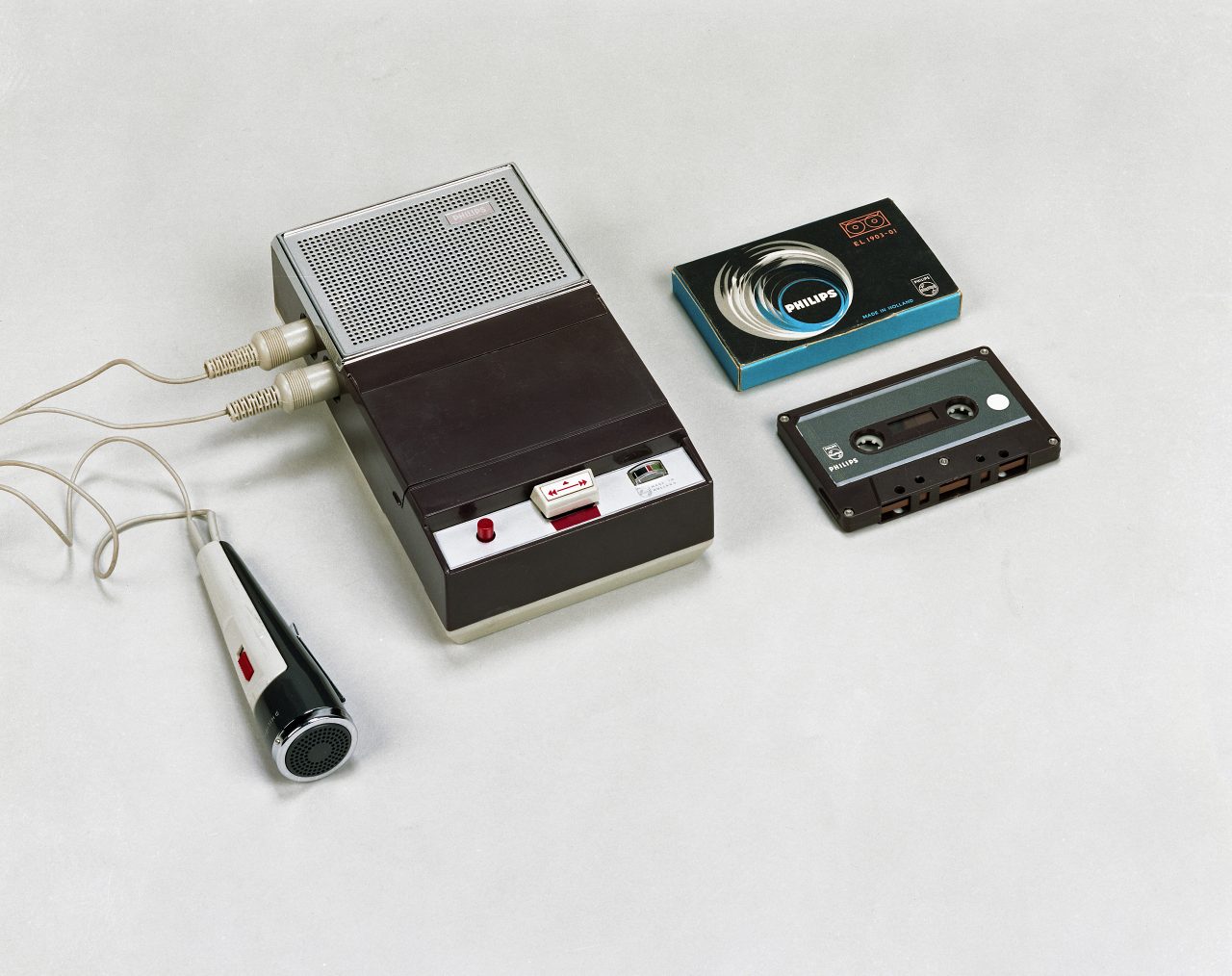 First_Philips_cassette_recorder_1963ALIglobal Flashbak