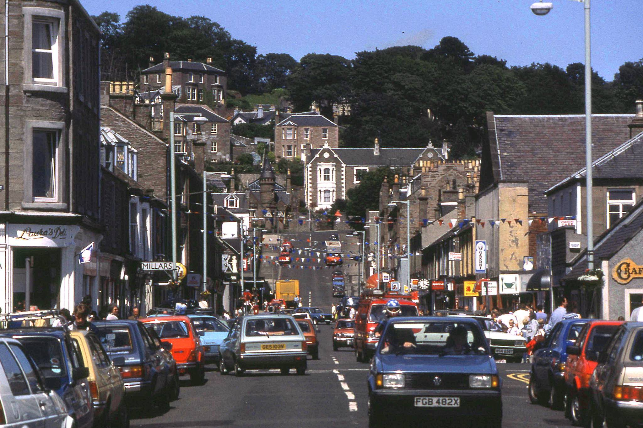 Gray Street, Broughty Ferry, 1985 Gray Street is strung with Gala Week