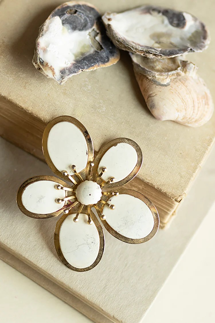 Vintage White Daisy Brooch Flea Style