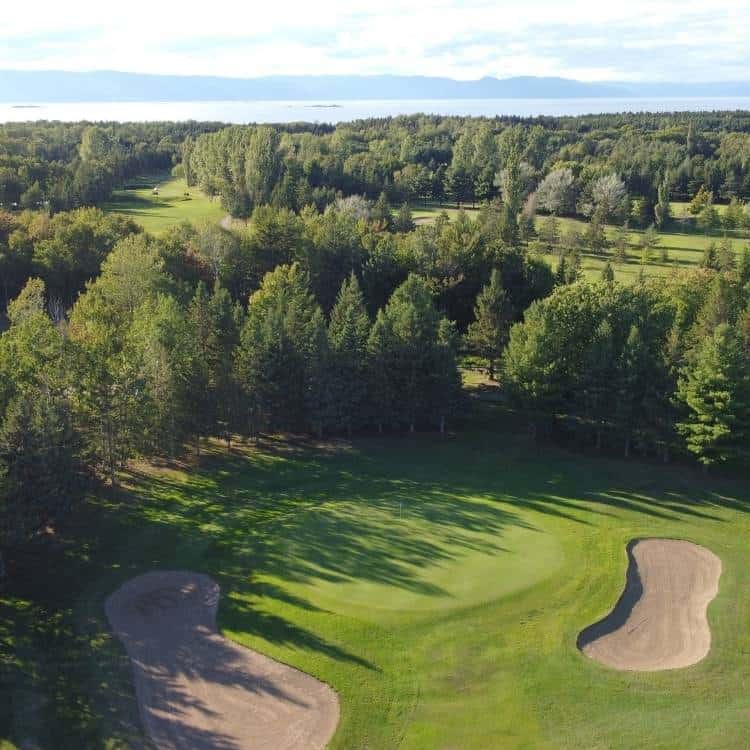 Club de golf TroisSaumons 2 joueurs 18 trous à pied (en tout temps)*concours à l'achat