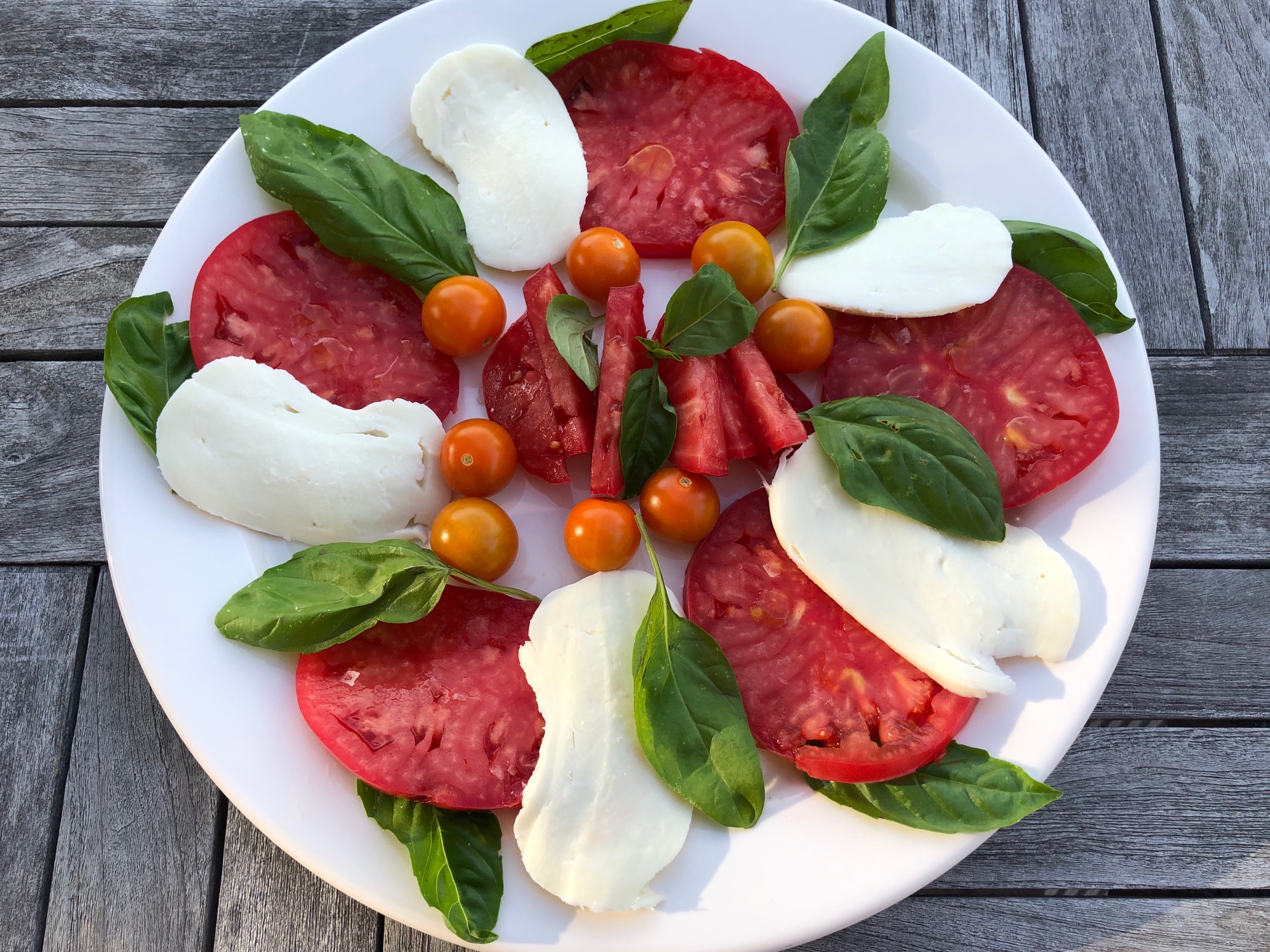 Tomatoes, mozzarella, basil Paradicsom, mozzarella, bazsalikom