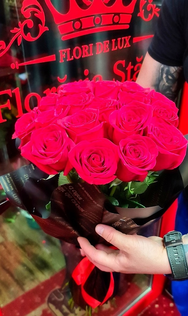 Buchet Elegant din Trandafiri Naturali Rosii + Ambalaj Modern de Lux