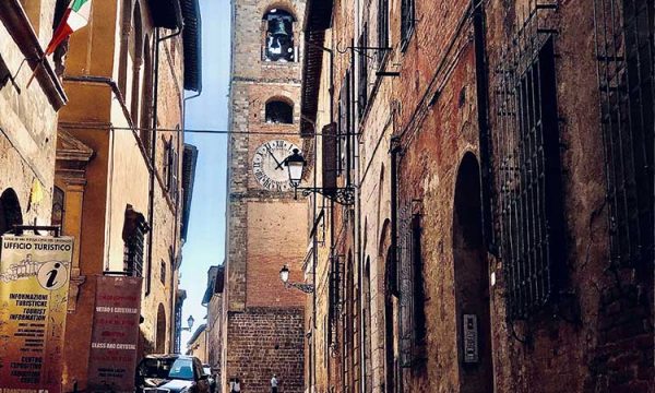 Monteverdi: A Village in Tuscany [Lingua Inglese] : Touillon,.