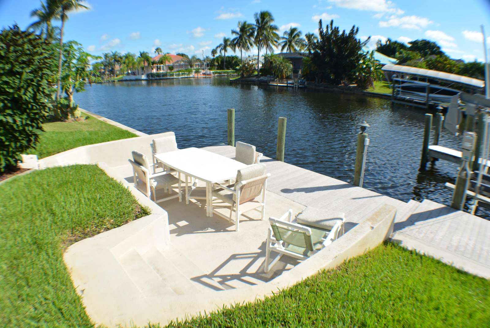 Villa Cape Coral 13341 in sonniger Kanallage mit großem Pooldeck und