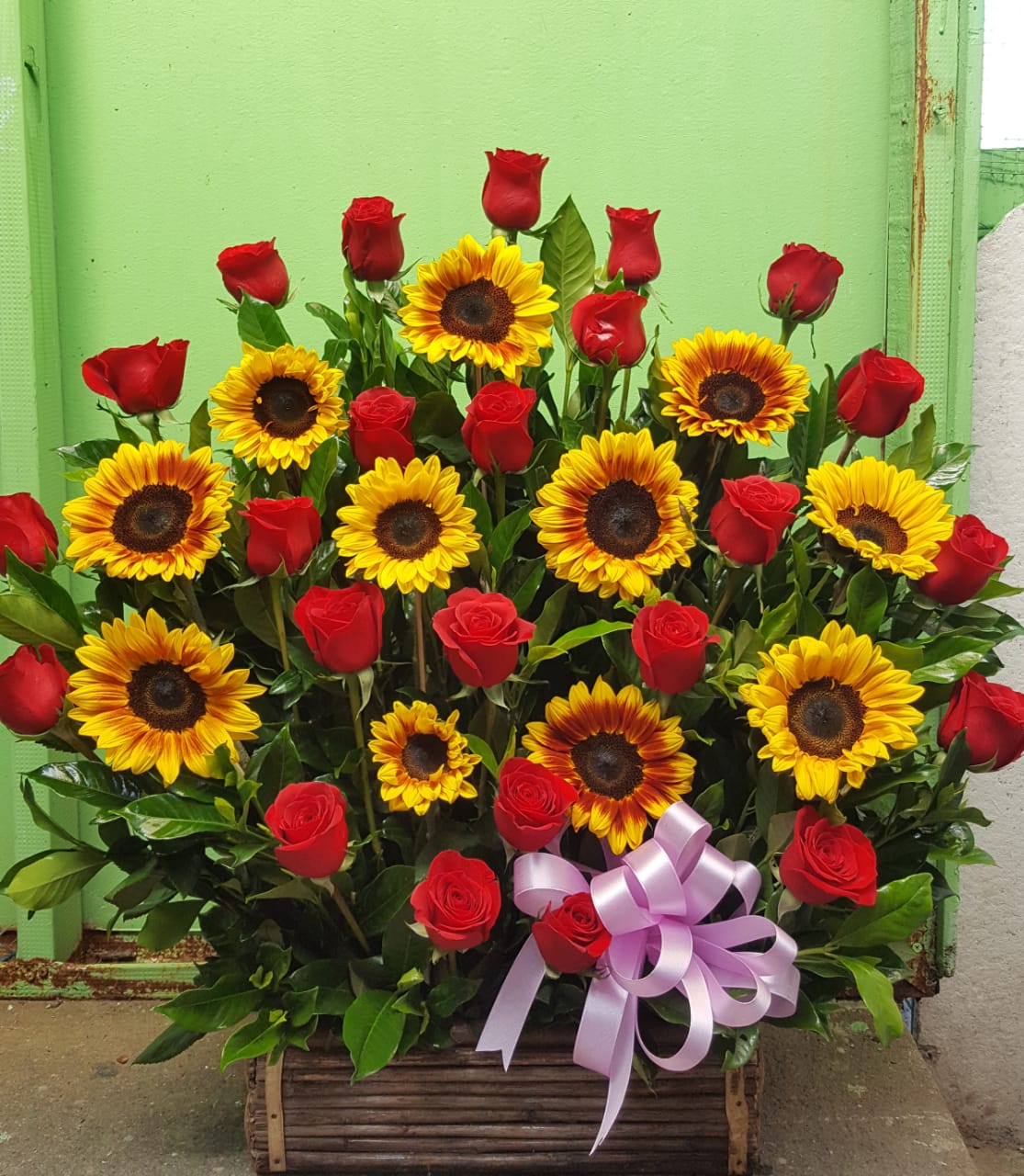 Arreglo rosas y girasoles Floristeria Ales&#039;s