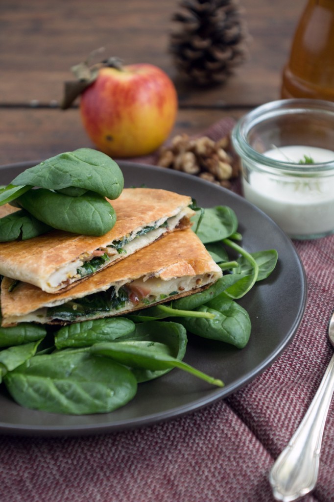 Herbstliche Cheddar Quesadillas mit Apfel und Walnuss und Foodist Box