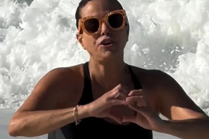 Vídeo. Narcisa homenageia o Rio Grande do Sul saindo do mar e viraliza