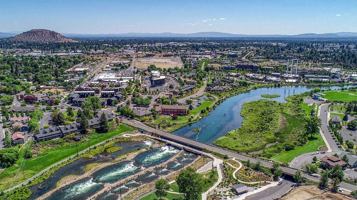 Bend Is the Perfect Backdrop for Your Helicopter Flight Training