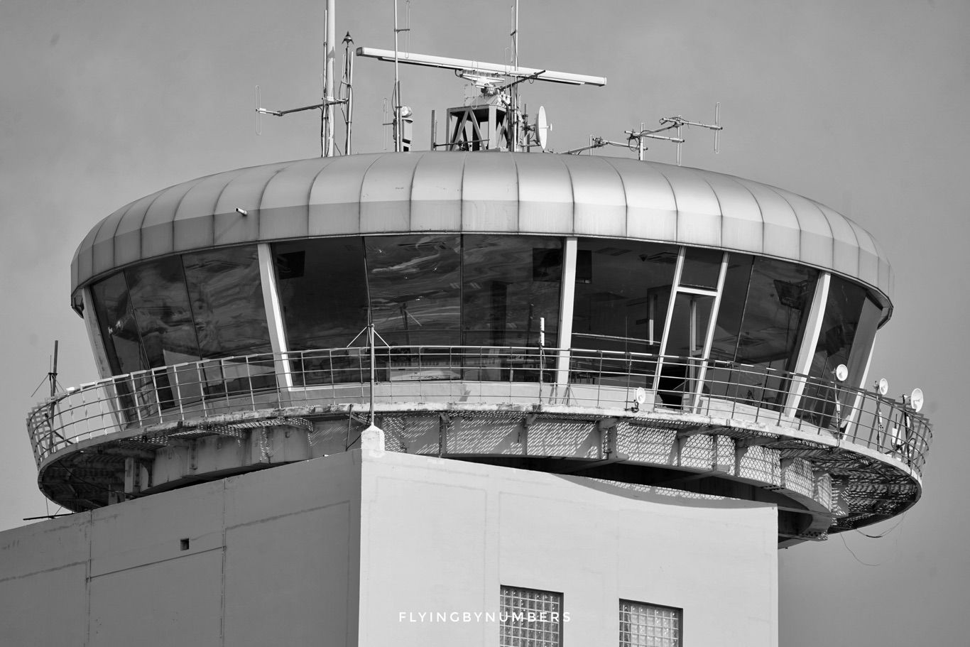 Do pilots still land planes manually?