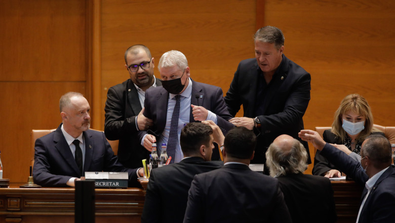 MoÈiunea De CenzurÄ A Fost CititÄ In Plen Florin Roman Pnl A Sabotat ÈedinÈa Parlamentului A Fost Evacuat Din SalÄ Cu ForÈa Focuspress Ro