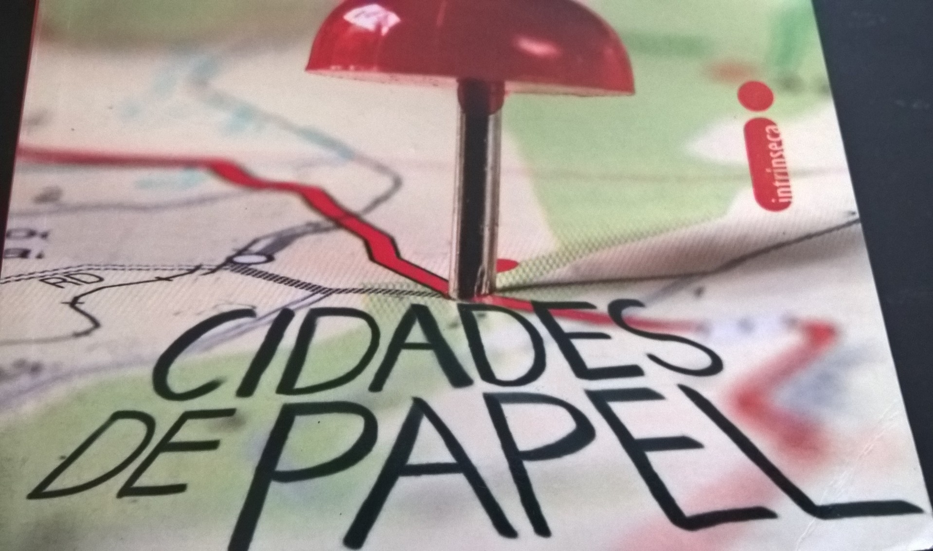 RESENHA CIDADES DE PAPEL POR JOHN GREEN. Folha d'Amora
