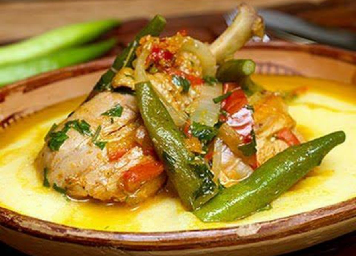 Frango, quiabo e angu uma receita mineira de lamber os beiços; confira