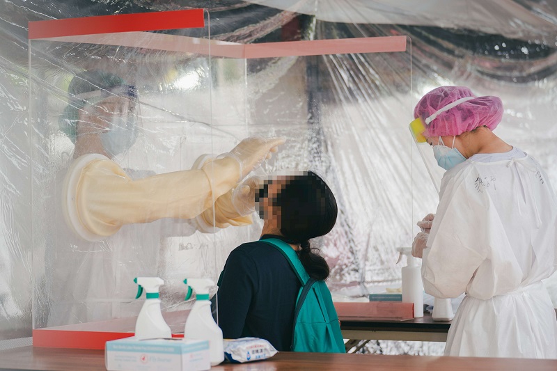 一路插隊？疾管署主秘爆特權PCR 北市證實：曾來電要求協助