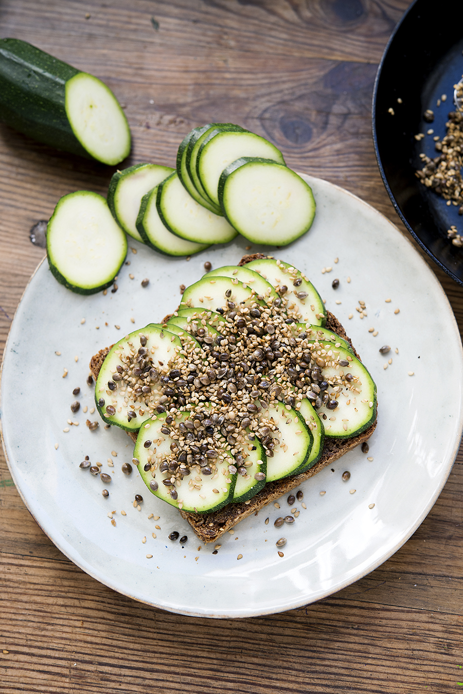 Brot mit Zucchini und Hanf