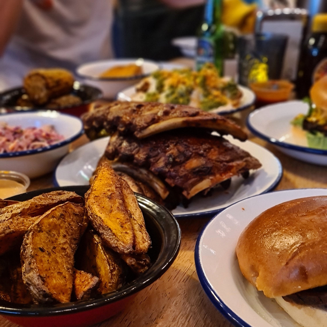 Hotspot Jack's BBQ Shack voor vlees, BBQ en bourbonliefhebbers.