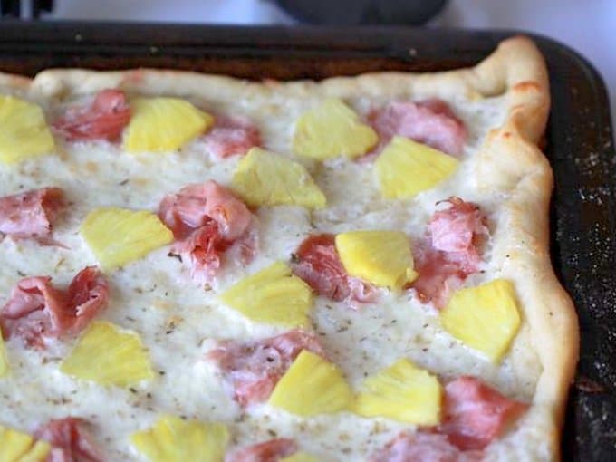 homemade ham & pineapple pizza Foodlets