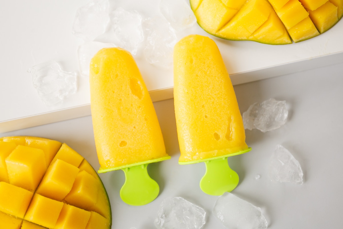 Easy Homemade Mango Popsicles (4 Ingredients)