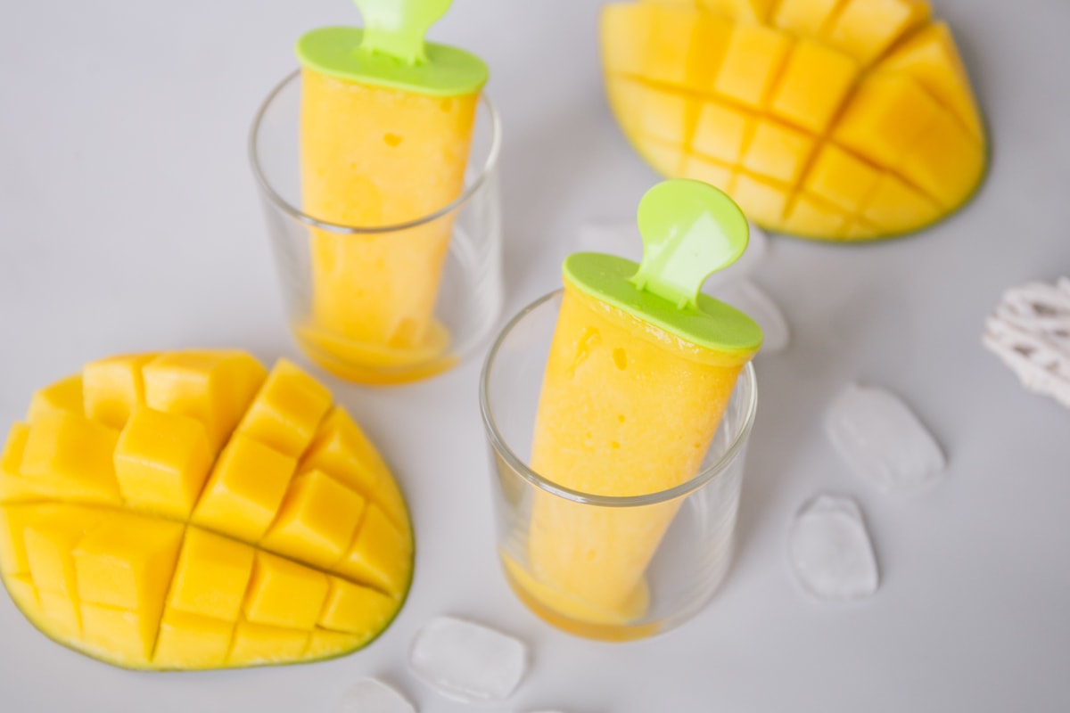Easy Homemade Mango Popsicles (4 Ingredients)