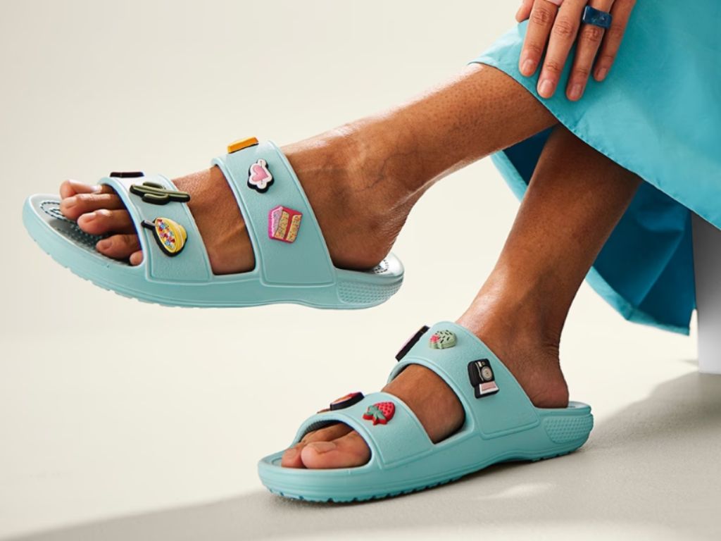 Crocs vs Birkenstocks 15+ helpful tips to choose your pair