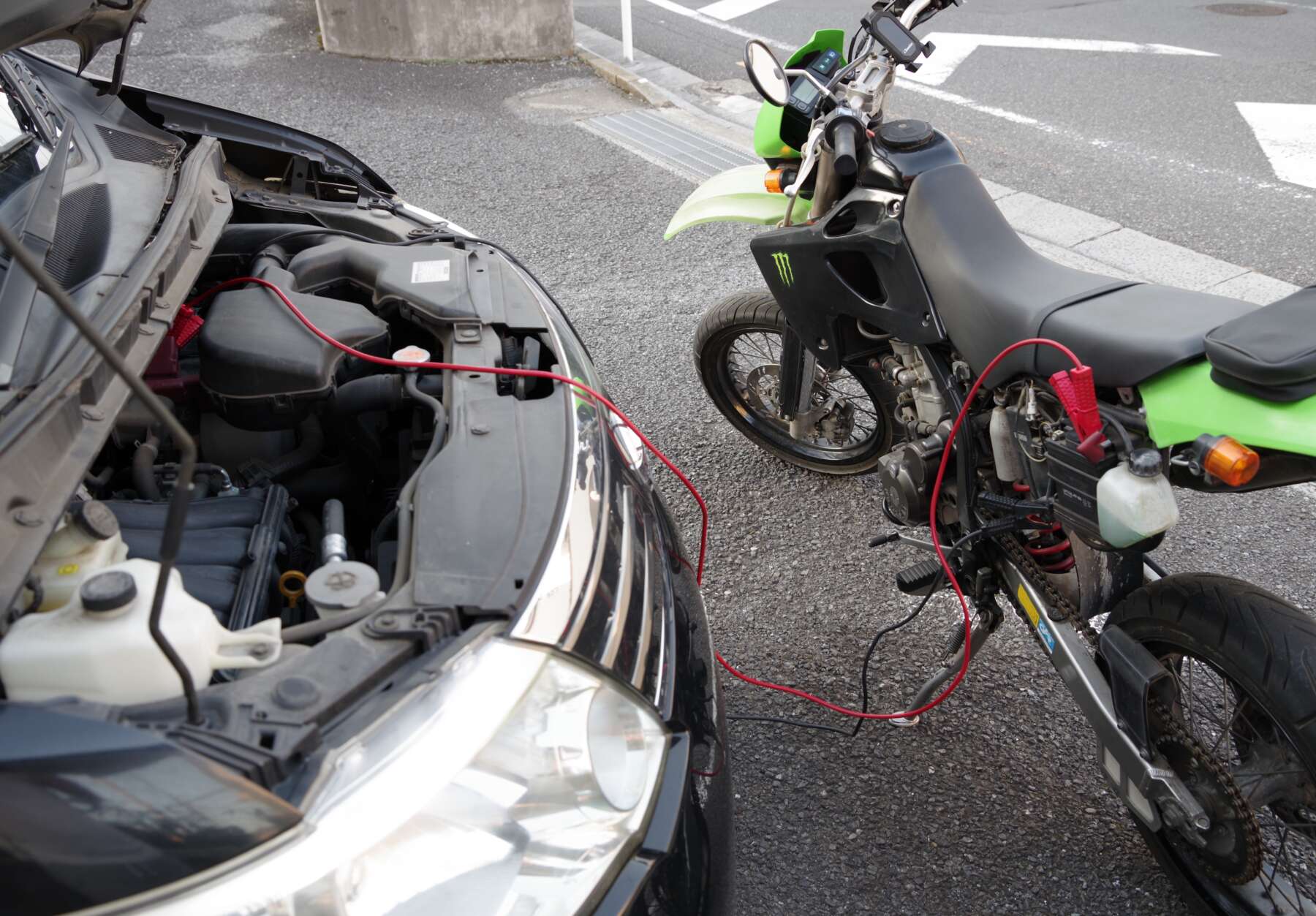 バッテリー切れはクルマからジャンピング可能、ポイントは「赤赤黒黒」 ForR