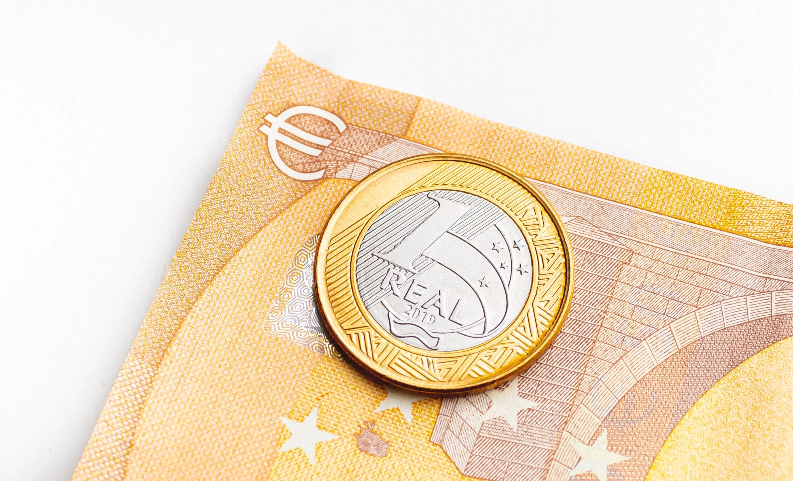 Euro cai abaixo de R 5 e libra flerta com R 6 em dia de ampla