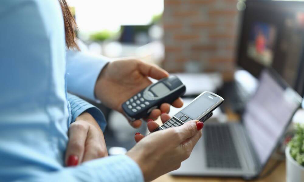 What Does CM Mean In Texting? (Explained!) Foreign Lingo