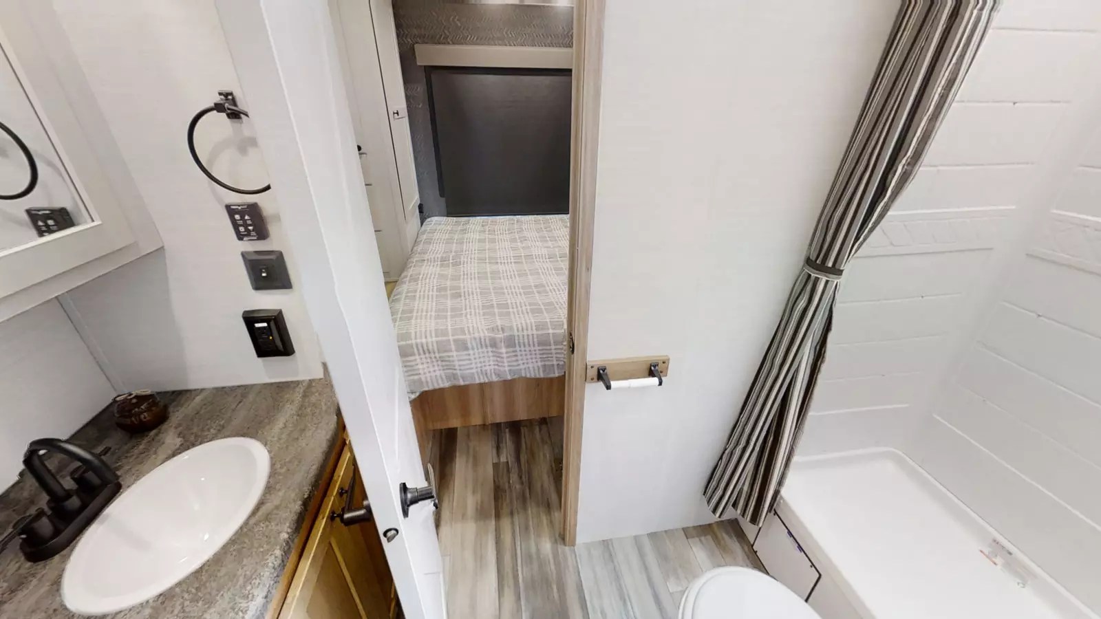 XLR Hyperlite 3412 DSO Floorplan Forest River RV