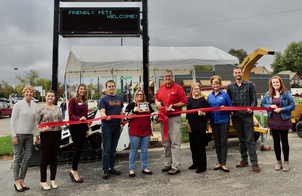 Under new management, Fort chamber rededicates Fort Ace Hardware