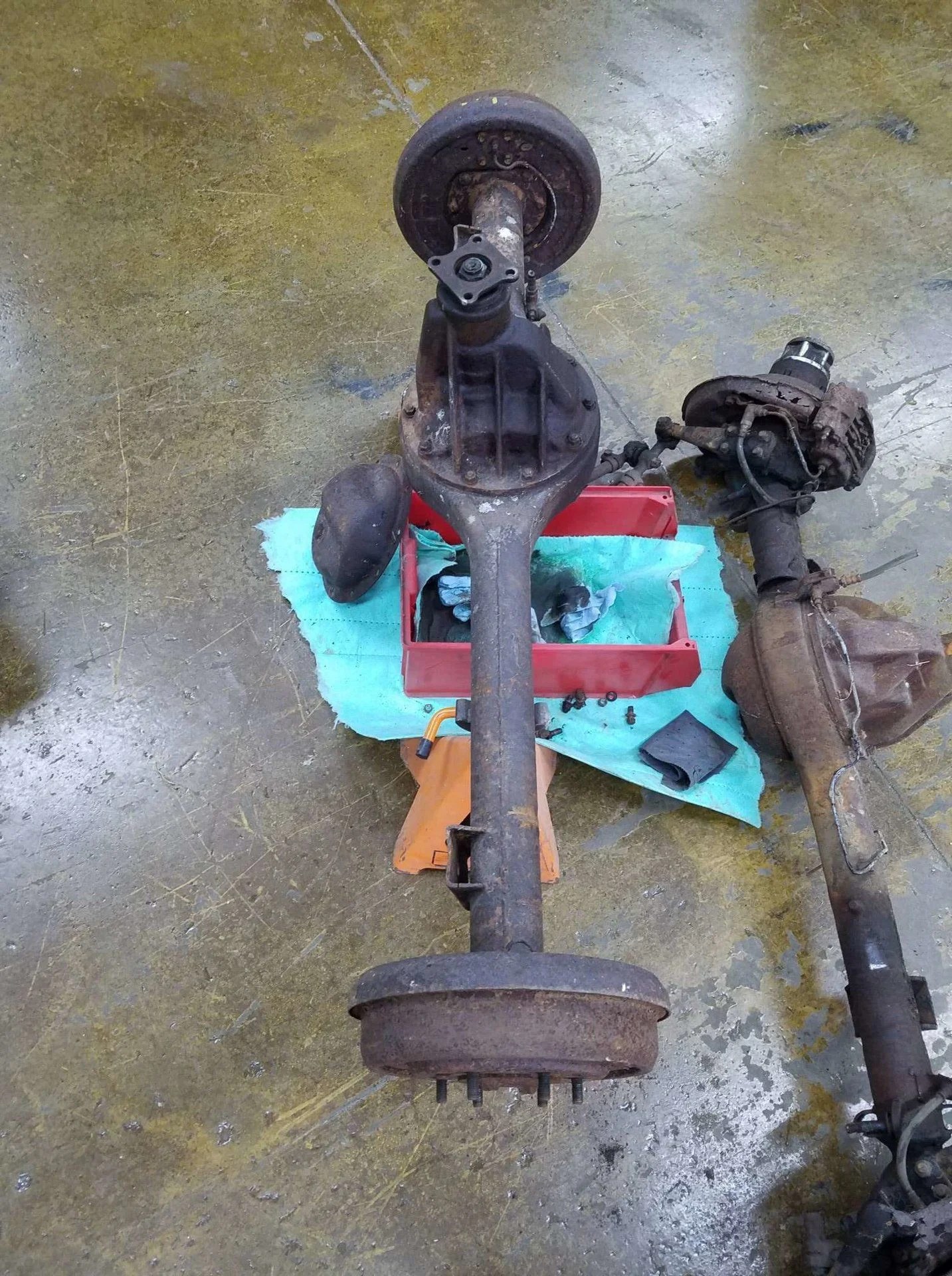 SOLD Racine, WI 53177 1980 FJ40 rear axle housing, brakes, and