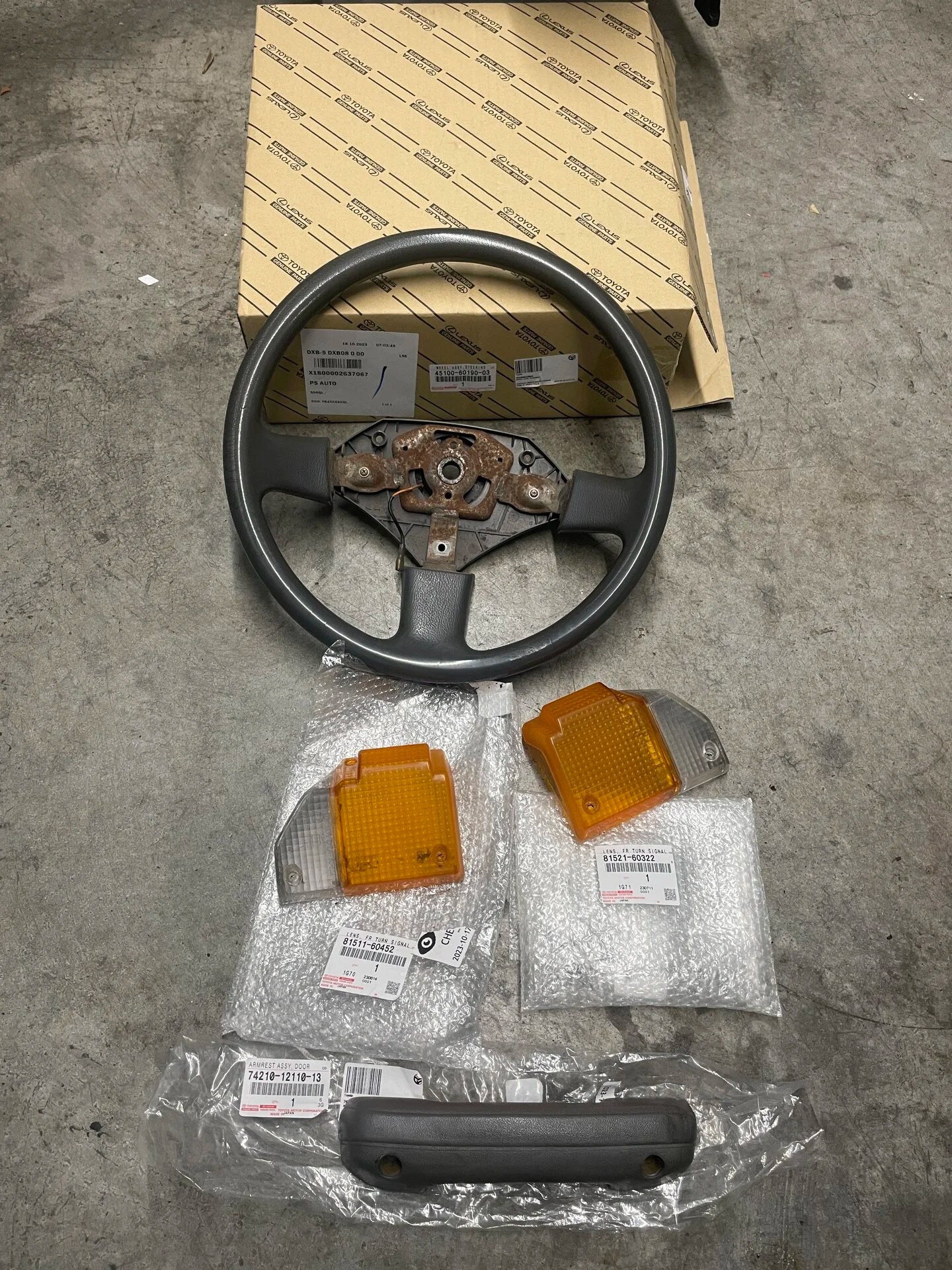 SOLD - 70 Series Steering wheel, turn signal lenses, armrest | IH8MUD Forum