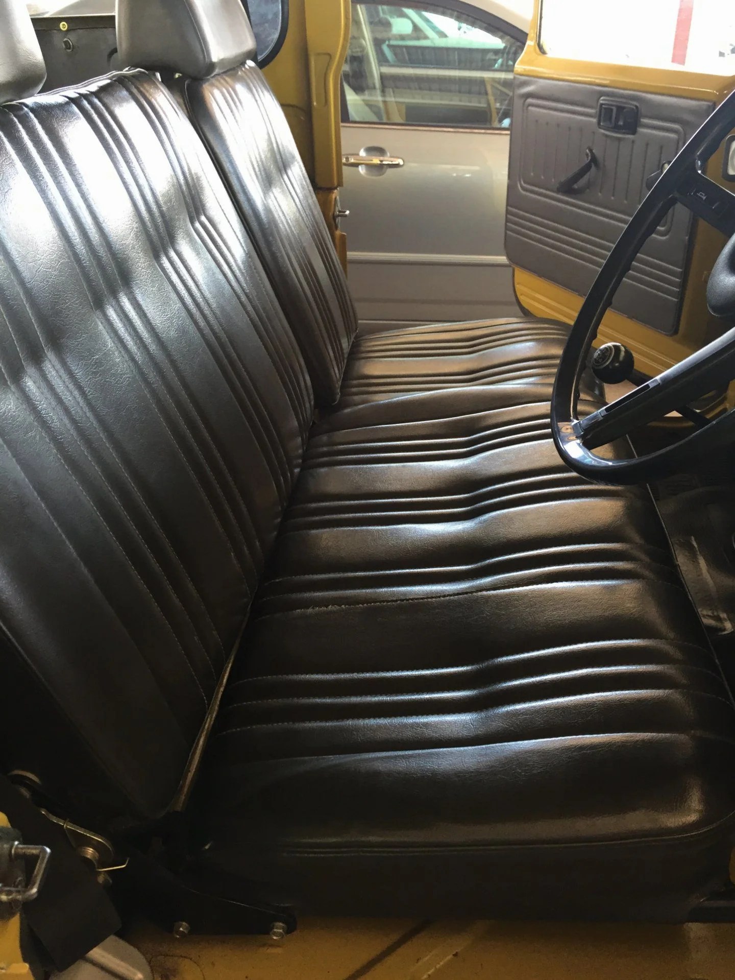 When did the FJ40 trucks switch to bucket seats instead of bench seats