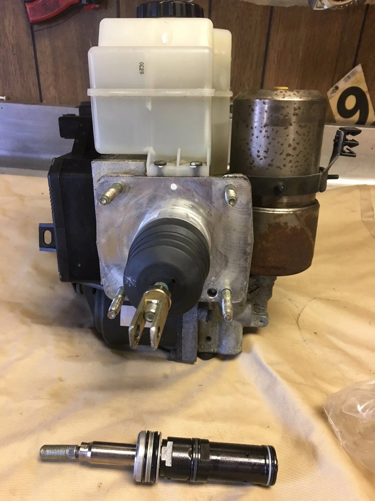 For Sale 0002 100 landcruiser (used) Master cylinder. Delmarva USA