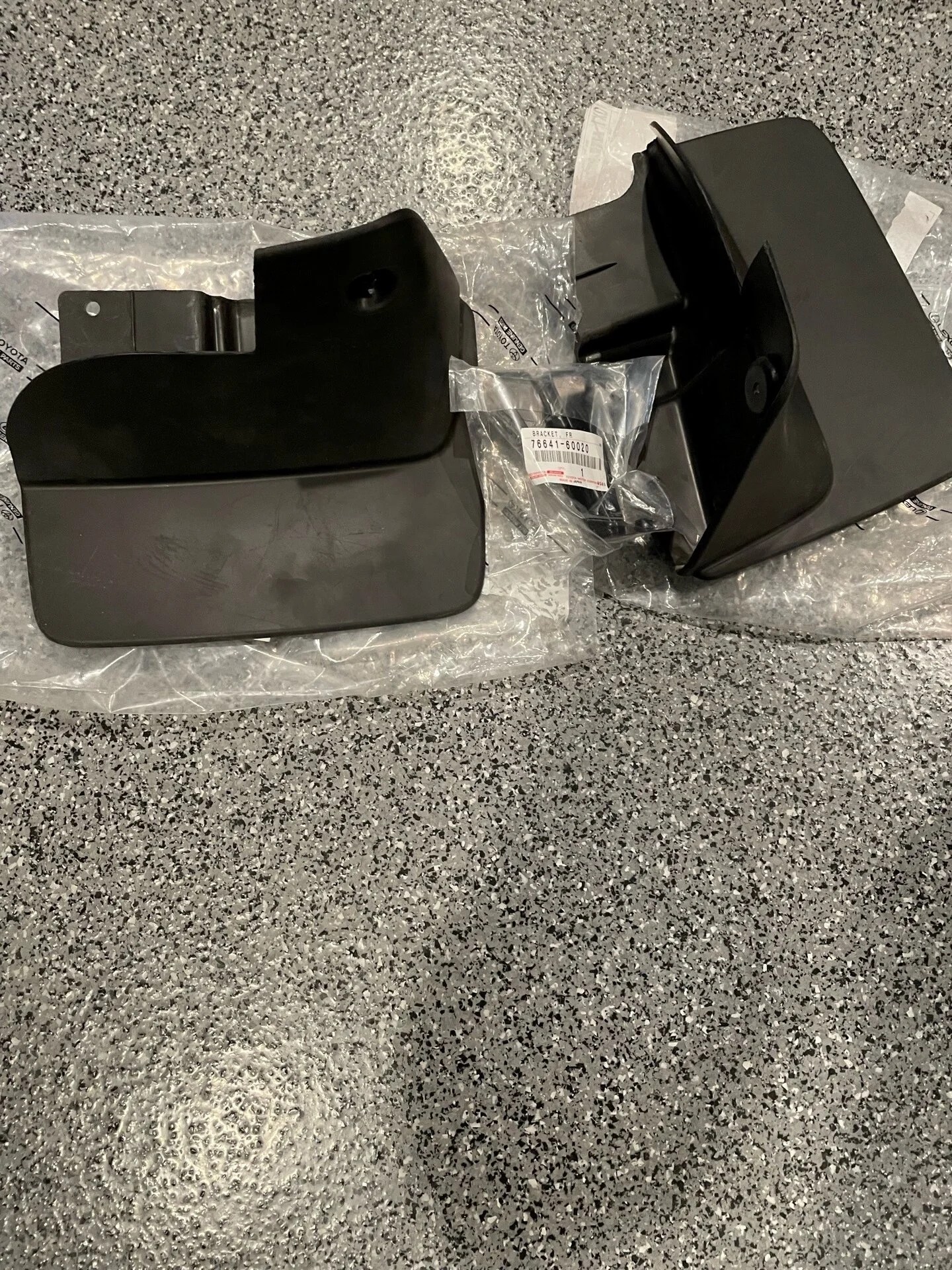 SOLD Oregon 100 Series Land Cruiser New OEM Front Mudflaps + Bracket IH8MUD Forum