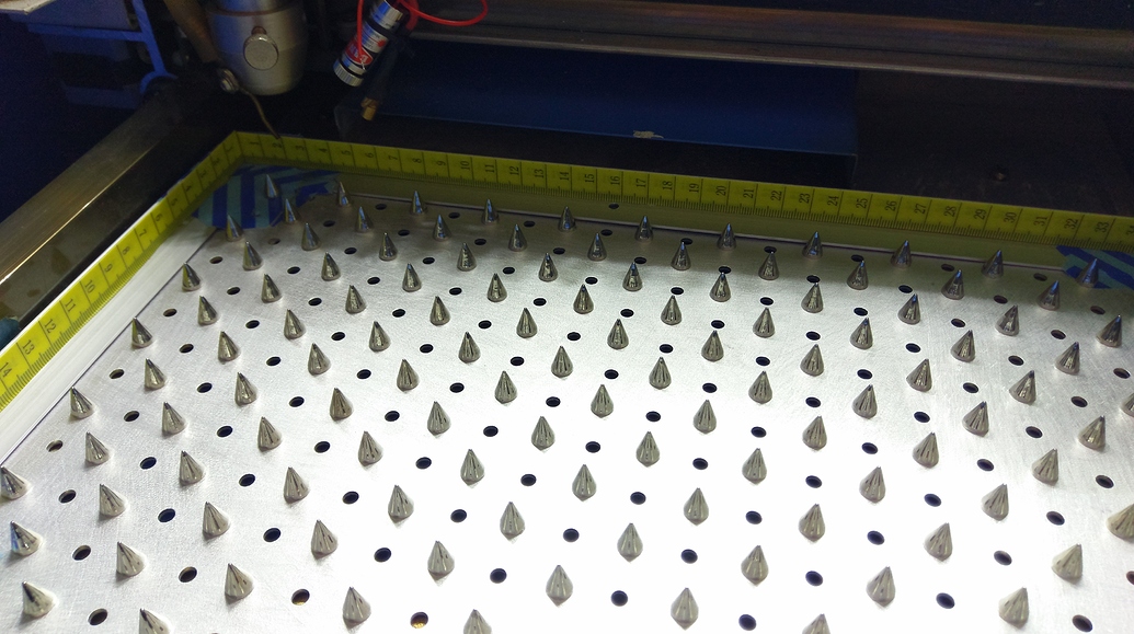 Made a pin cutting bed out of 1,5mm aluminium and 10mm killer spikes