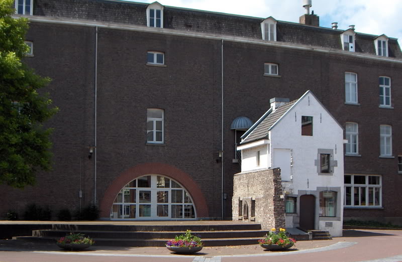 Tegeltableau huisje Misericordeplein Discussie