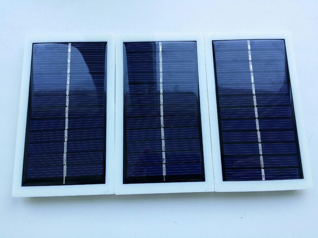 Simple and lightweight solar panel housing for 60x110 mm sized panels